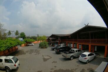 هتل Puengluang