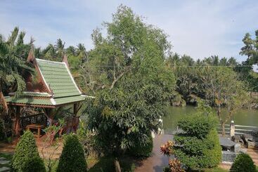 פנסיון Kumkhumsriwangchai Amphawa