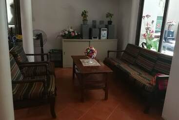 פנסיון Kumkhumsriwangchai Amphawa