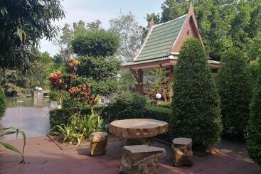 פנסיון Kumkhumsriwangchai Amphawa