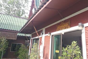 פנסיון Kumkhumsriwangchai Amphawa