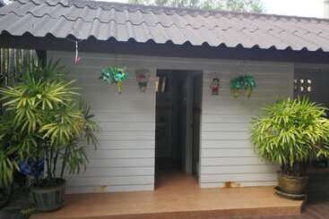 פנסיון Kumkhumsriwangchai Amphawa
