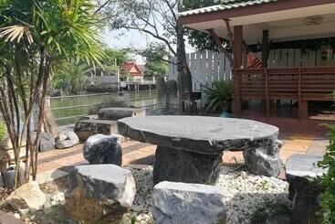 פנסיון Kumkhumsriwangchai Amphawa