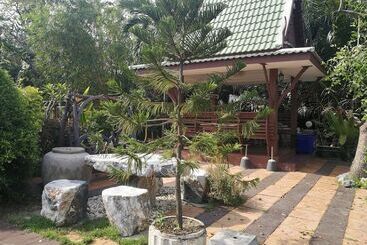פנסיון Kumkhumsriwangchai Amphawa