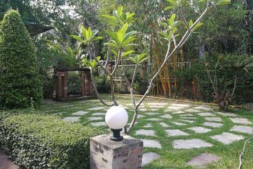פנסיון Kumkhumsriwangchai Amphawa