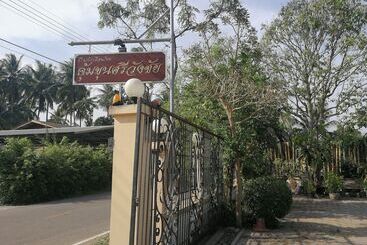 פנסיון Kumkhumsriwangchai Amphawa
