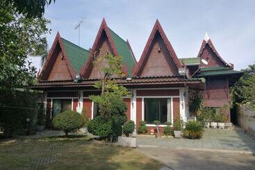פנסיון Kumkhumsriwangchai Amphawa