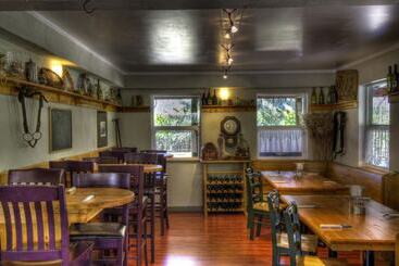 تختخواب و صبحانه Crowsnest Vineyards Guesthouse