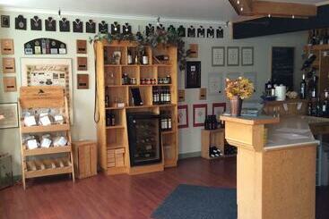 تختخواب و صبحانه Crowsnest Vineyards Guesthouse
