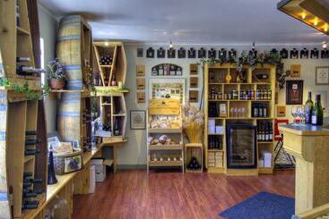 تختخواب و صبحانه Crowsnest Vineyards Guesthouse