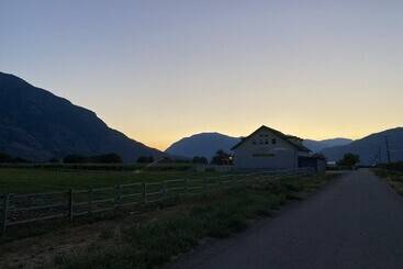 تختخواب و صبحانه Crowsnest Vineyards Guesthouse
