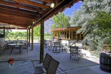 تختخواب و صبحانه Crowsnest Vineyards Guesthouse