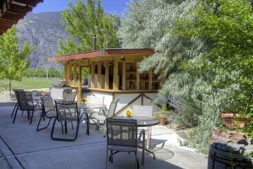تختخواب و صبحانه Crowsnest Vineyards Guesthouse
