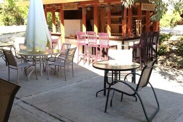 تختخواب و صبحانه Crowsnest Vineyards Guesthouse