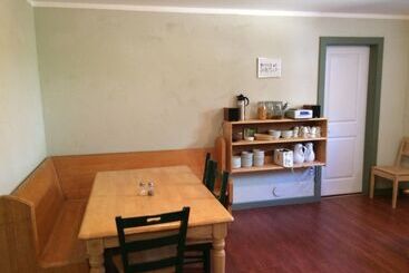 تختخواب و صبحانه Crowsnest Vineyards Guesthouse