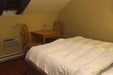 تختخواب و صبحانه Crowsnest Vineyards Guesthouse