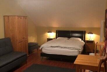 تختخواب و صبحانه Crowsnest Vineyards Guesthouse