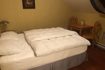 تختخواب و صبحانه Crowsnest Vineyards Guesthouse