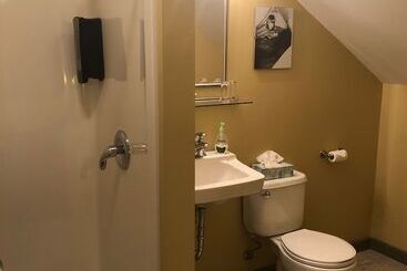 تختخواب و صبحانه Crowsnest Vineyards Guesthouse