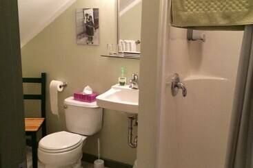 تختخواب و صبحانه Crowsnest Vineyards Guesthouse