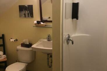 تختخواب و صبحانه Crowsnest Vineyards Guesthouse