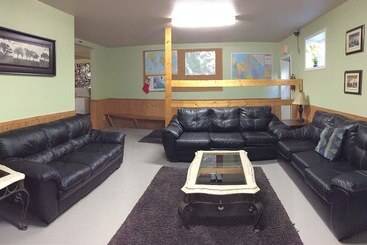 Castle Mountain Ski Lodge   Hostel