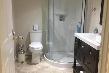 پانسیون Empire Inn And Suites