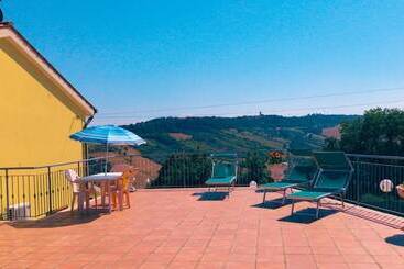 تختخواب و صبحانه Il Terrazzo Delle Rondini