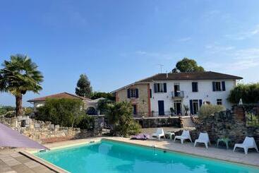 تختخواب و صبحانه Maison Laratger