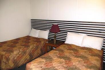 Macklin Motor Inn