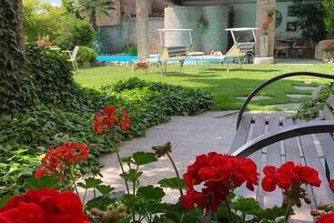 پانسیون Spineto House