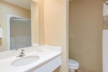 هتل Manchester Inn & Suites