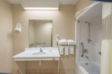 هتل Manchester Inn & Suites