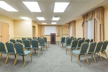 هتل Manchester Inn & Suites