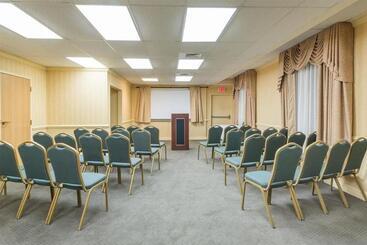 هتل Manchester Inn & Suites