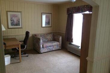 هتل Manchester Inn & Suites