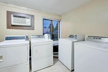 هتل Grand Forks Travelodge
