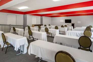 هتل Quality Inn & Suites South Obetz