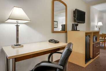 هتل Quality Inn & Suites South Obetz