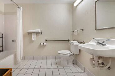 هتل Quality Inn & Suites South Obetz