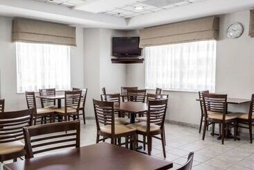 هتل Sleep Inn Lynchburg   University Area & Hwy 460