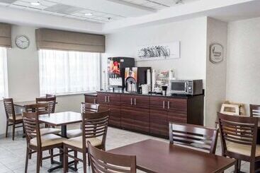 هتل Sleep Inn Lynchburg   University Area & Hwy 460