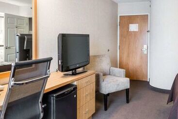 هتل Sleep Inn Lynchburg   University Area & Hwy 460