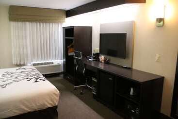 هتل Sleep Inn Near Great Lakes Naval Base
