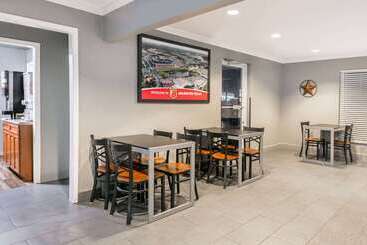 هتل Super 8 By Wyndham Arlington Near At&t Stadium