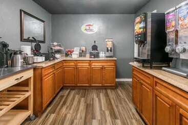 هتل Super 8 By Wyndham Arlington Near At&t Stadium