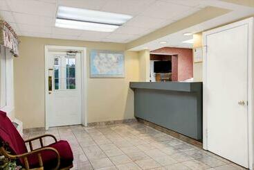 هتل Super 8 By Wyndham Charlotte Downtown Area