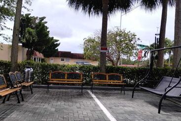 Super 8 Motel By Wyndham Near Fort Lauderdale Arpt