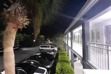 Super 8 Motel By Wyndham Near Fort Lauderdale Arpt