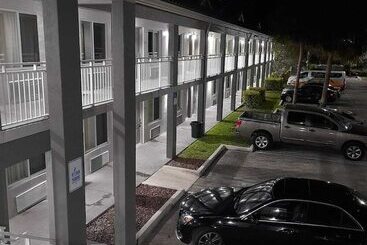 Super 8 Motel By Wyndham Near Fort Lauderdale Arpt